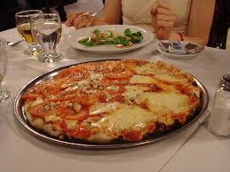 Pizza recién salida del horno